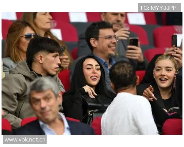 亚马尔与女友克罗地亚度假五分钟直升机之旅女友竟然晕机 亚马尔与女友克罗地亚度假五分钟直升机之旅女友竟然晕机