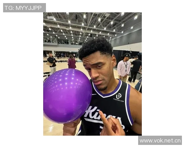 小萨德罗赞笑容满面拉文施罗德神情严肃国王新赛季定妆照震撼发布 小萨德罗赞笑容满面拉文施罗德神情严肃国王新赛季定妆照震撼发布