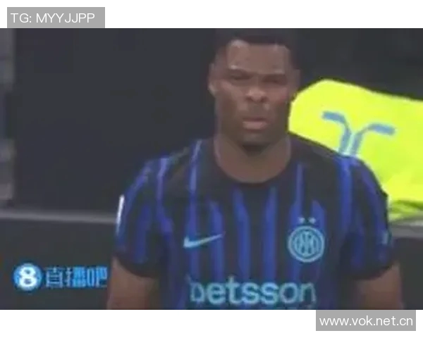 邓弗里斯不满被换下怒砸皮球表情郁闷引发关注 邓弗里斯不满被换下怒砸皮球表情郁闷引发关注