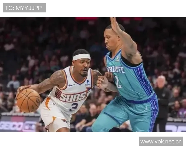 布克首节表现惊艳三分球全中助力球队轻松领先 布克首节表现惊艳三分球全中助力球队轻松领先