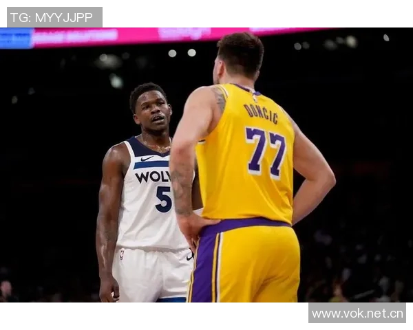 爱德华兹首节火力全开9投6中砍下14分2板3助与东契奇展开激烈对决 爱德华兹首节火力全开9投6中砍下14分2板3助与东契奇展开激烈对决