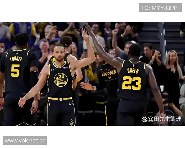 勇士库里复出迎战雷霆球队攻防兼备争夺胜利