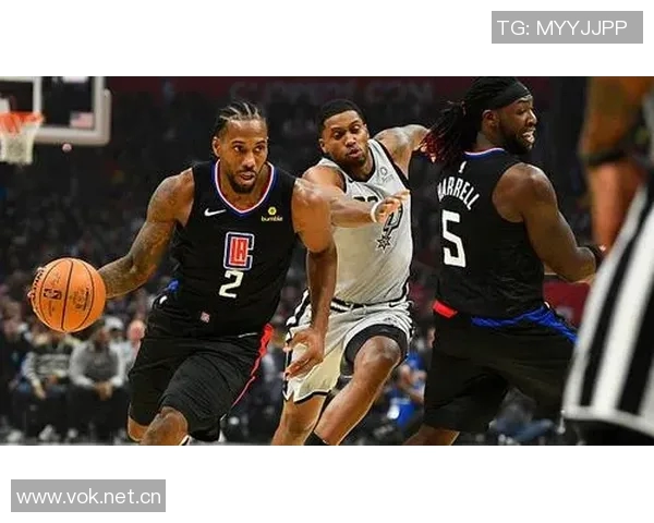 敢于担当文班从屏幕外冲回场内接关键球成功避免球队失误 敢于担当文班从屏幕外冲回场内接关键球成功避免球队失误