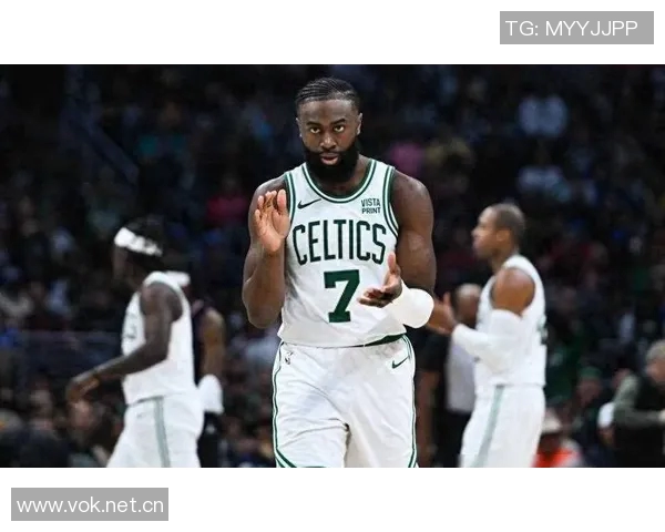 杰伦布朗带领球队逆转胜利19投9中砍下29分助攻4次第三节独得17分