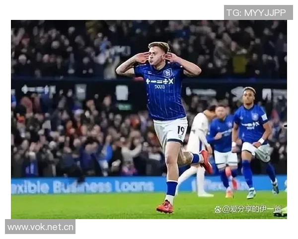 德拉普获PFA年度最佳年轻球员奖项官方晒领奖照片引关注