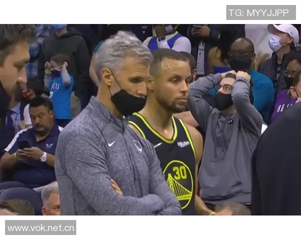 库里赛后与普尔和卢尼深情拥抱展现勇士团队精神永远的家人情谊