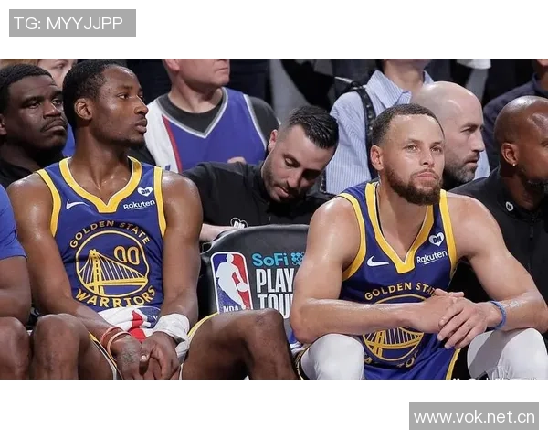 库里赞扬队友表现出色强调团队合作的重要性与团结精神